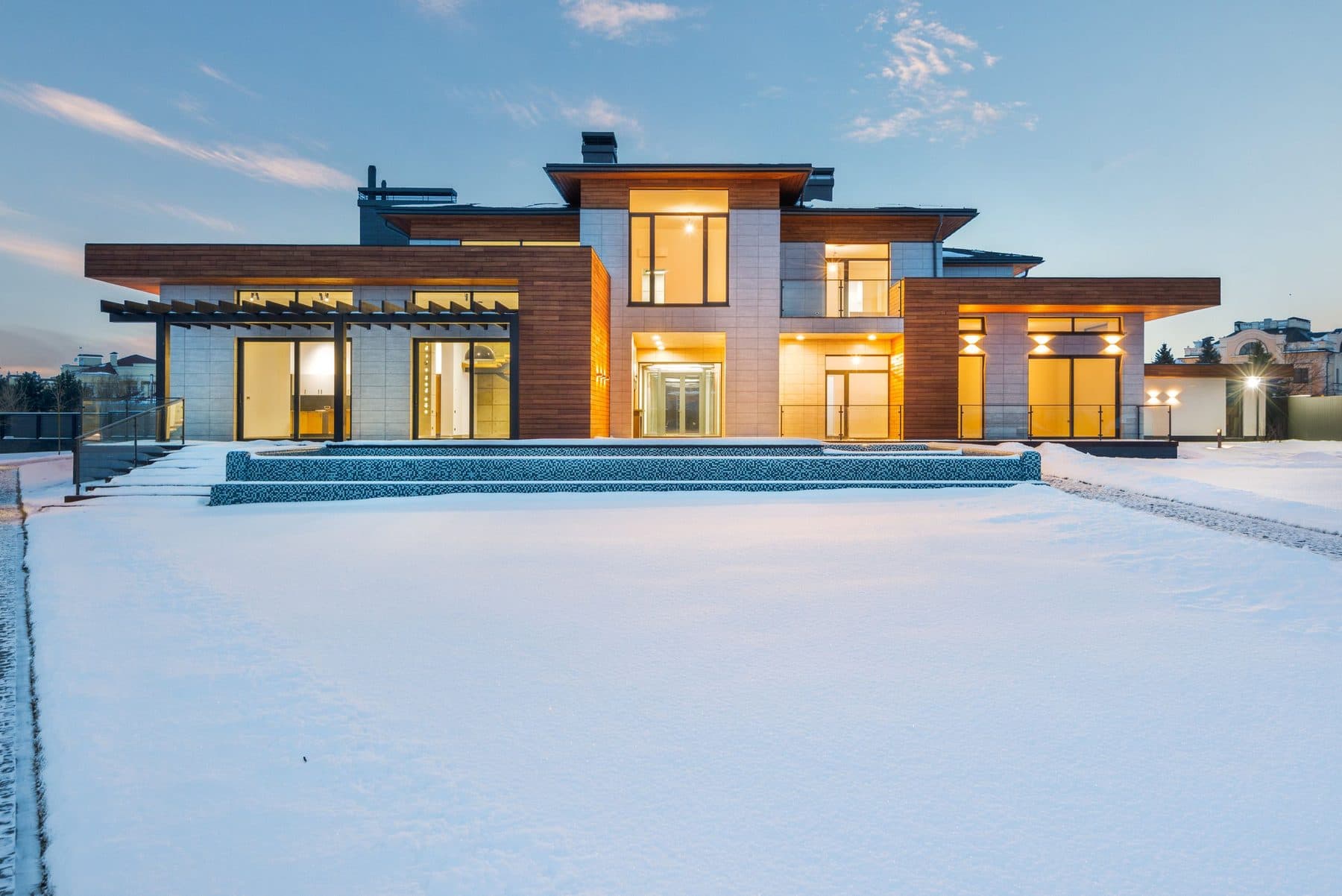 Casa moderna iluminada ao entardecer, usada como garantia em operação de home equity
